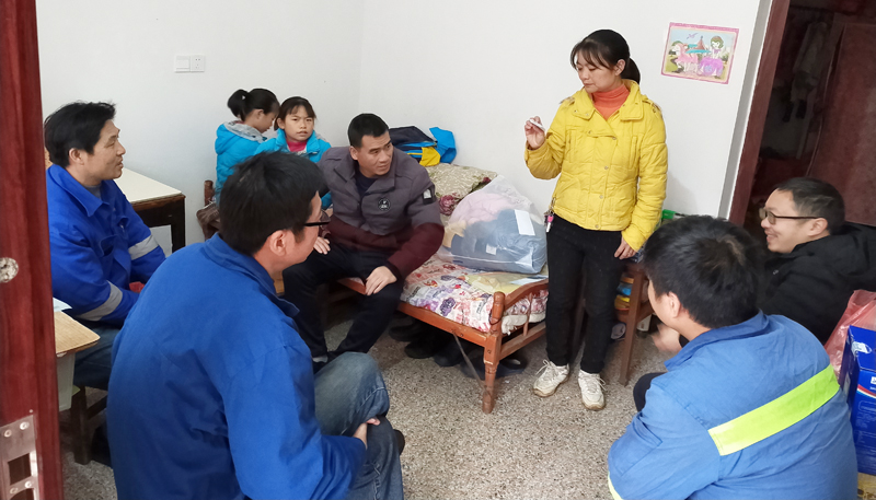 满足孩子的小愿望 安博登录网页版219分厂扶贫帮困送温暖