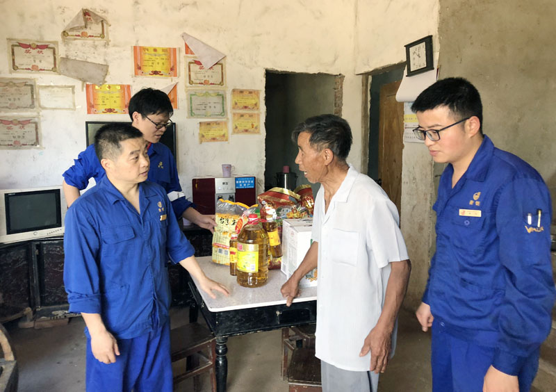 能源团员青年精准扶贫献爱心