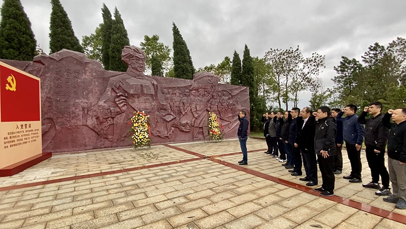 瞻仰革命先烈 感悟信仰力量