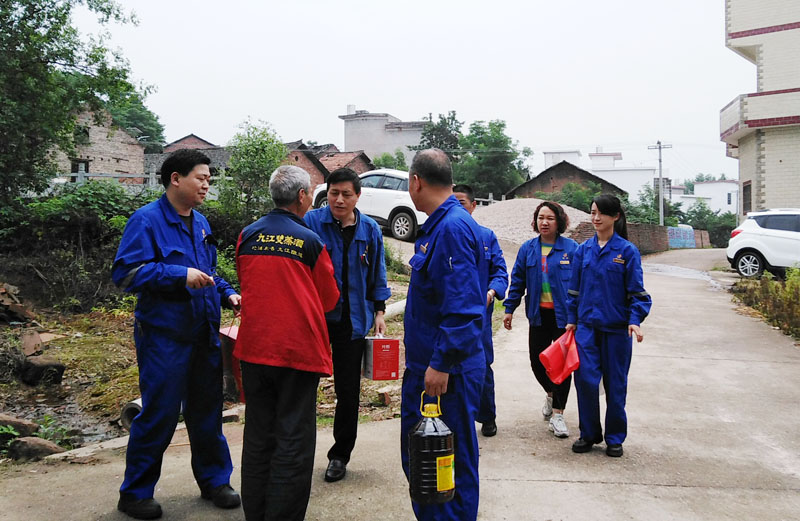 180党委慰问六合村联点贫困户