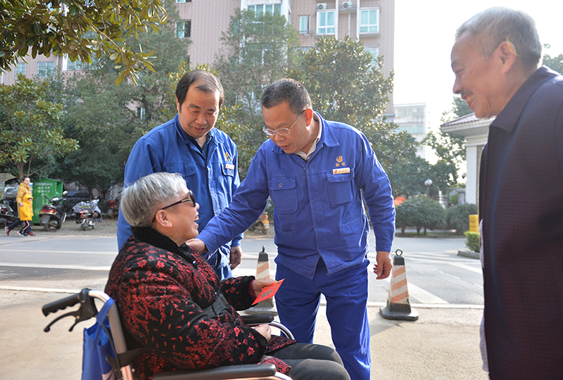左少怀走访慰问困难党员家庭
