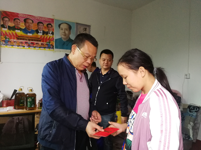 帮扶路上情意浓 佳节慰问暖人心
