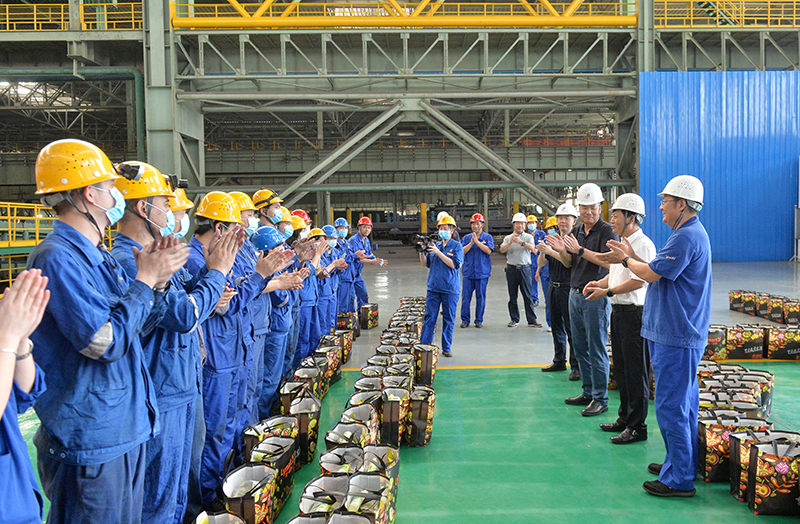 2021.08.23省有色冶金工会为安博登录网页版高温一线职工送清凉 (3).JPG